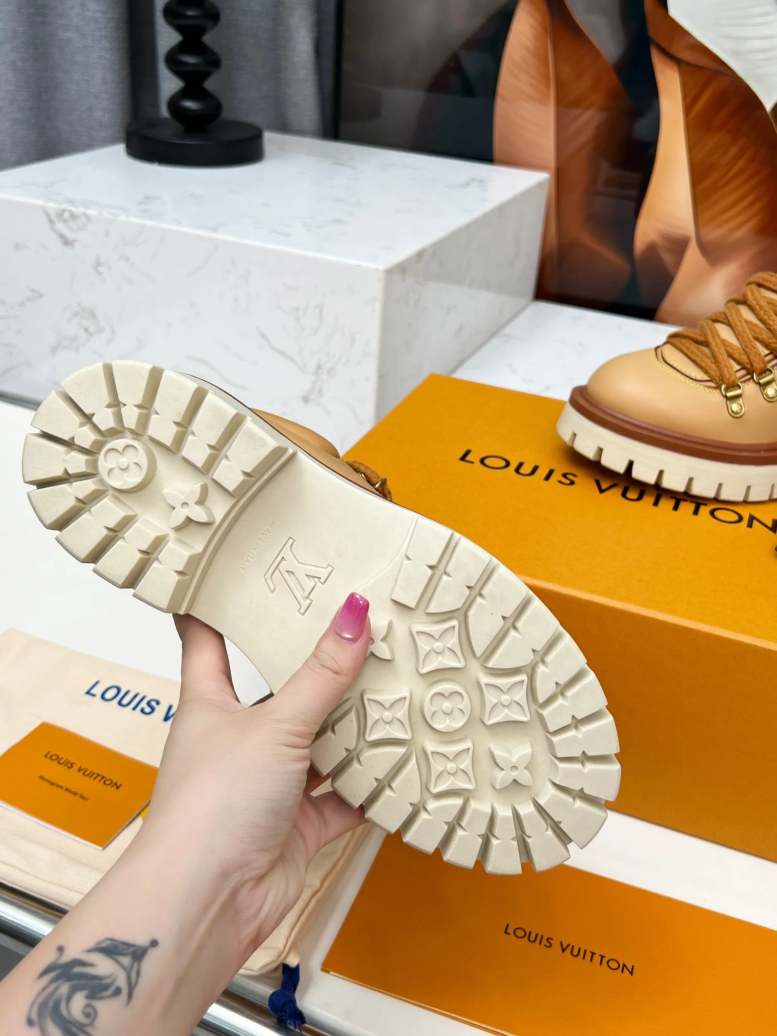 p660💰"Couple Style" LV Louis Vuitton's 2025 autumn and winter new style, developed one-to-one from the original version, retro fashionable, handsome and cool mountaineering derby shoes are now available.  Material: Imported first-layer cowhide Lining: Imported lambskin Outsole: Original molded TR non-slip outsole Sole height: 3.5cm Shoe size: Same style for men and women 35-45